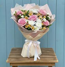 Букет цветов из:  Гвоздики, Орхидеи и Розы в Кропачёво