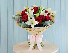 Букет цветов из:  Лилии и Розы в Кропачёво