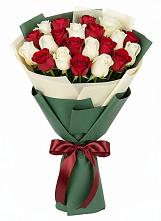 Букет Микс из красных и белых роз в Кропачёво