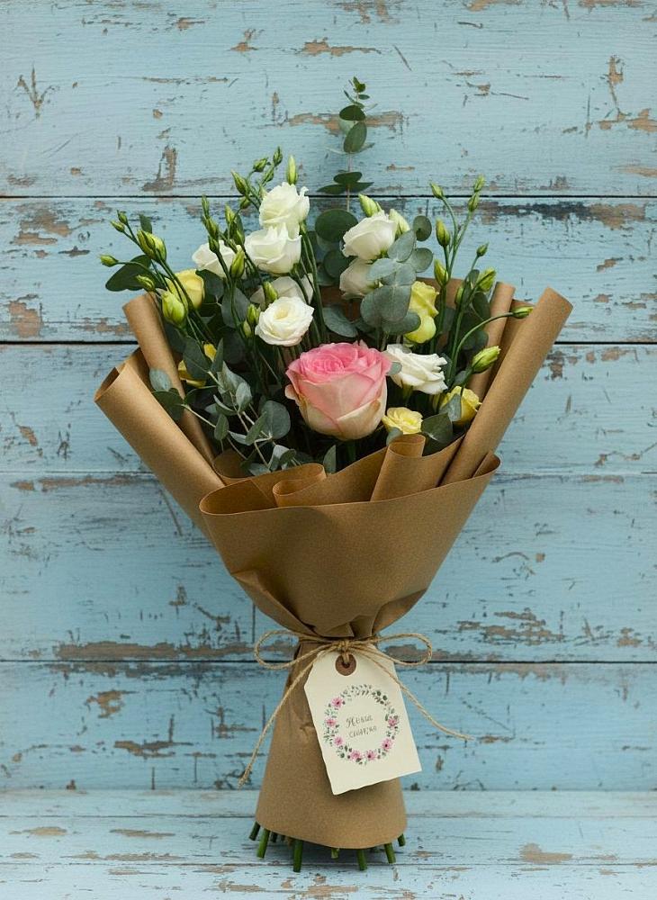 Букет цветов из: Розы и Лизиантусы в Кропачёво