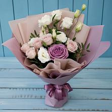 Букет цветов из:  Розы и Лизиантусы в Кропачёво