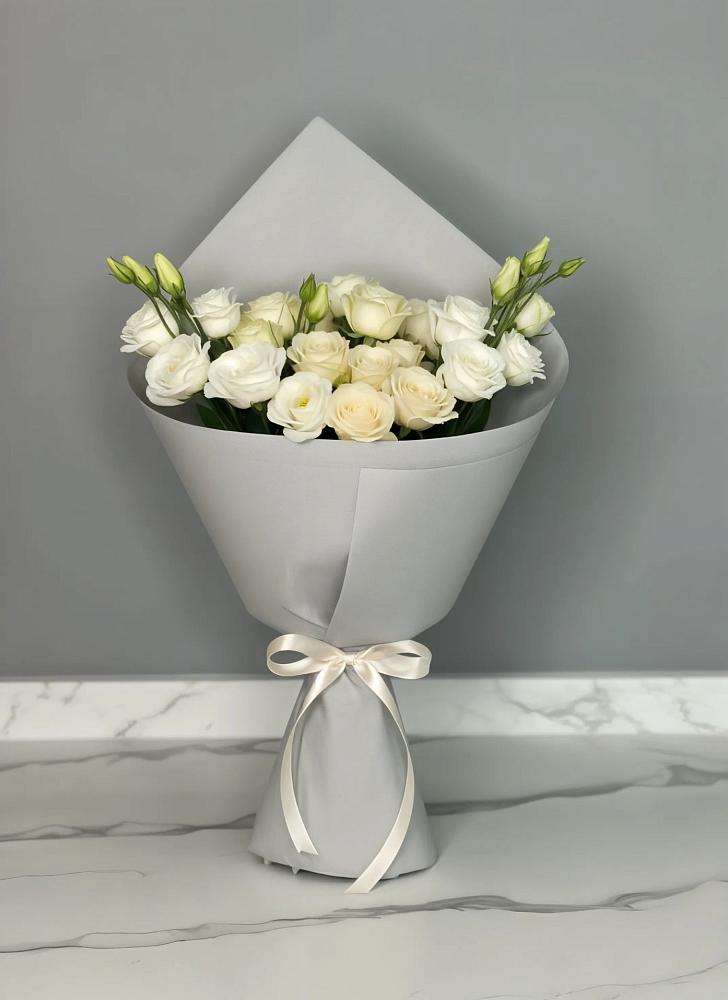 Букет цветов из: Розы и Лизиантусы в Кропачёво