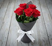 Букет 5 Красных роз Эдлесс Лав в Кропачёво