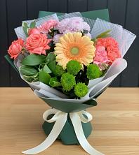 Букет цветов из:  Гвоздики, Розы, Герберы и Хризантемы в Кропачёво