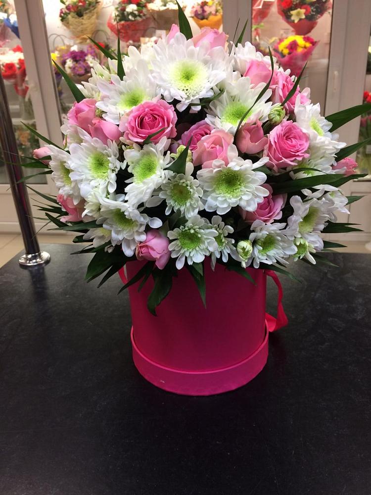 Цветочная композиция из Розы и Хризантемы в шляпной коробке в Кропачёво