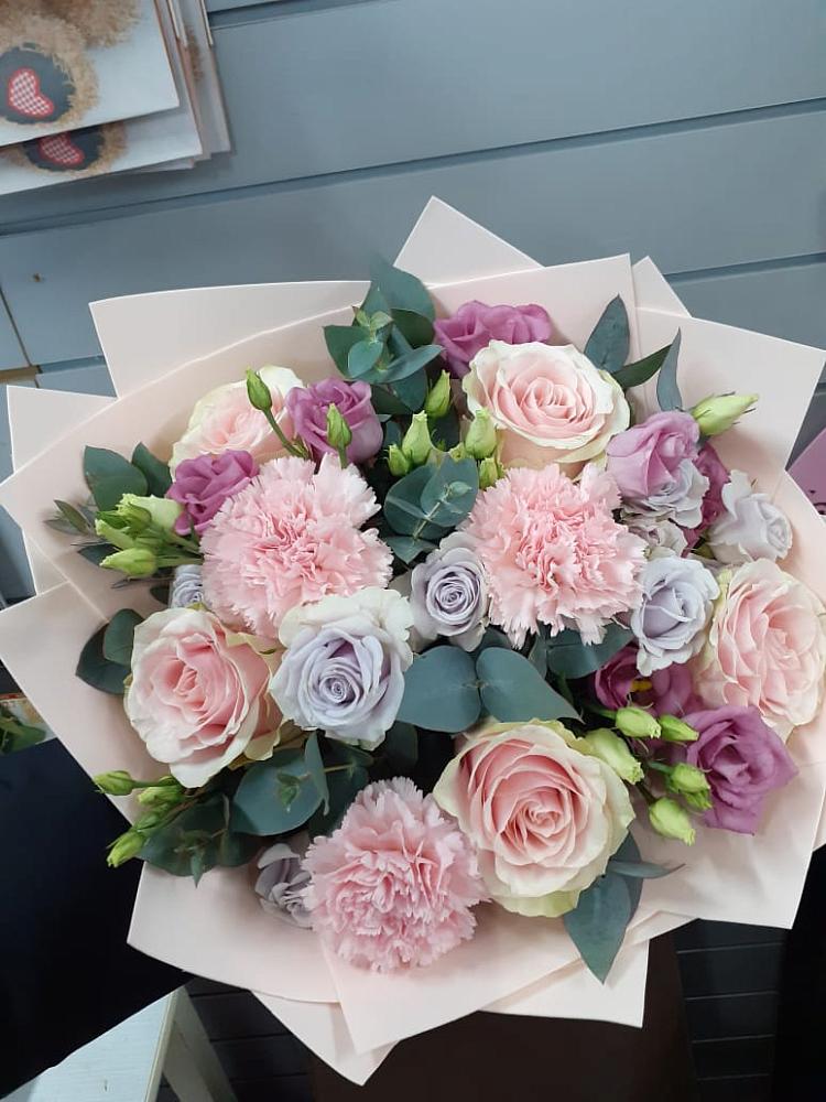 Букет цветов из: Розы, Гвоздики и Лизиантусы в Кропачёво