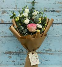 Букет цветов из:  Розы и Лизиантусы в Кропачёво