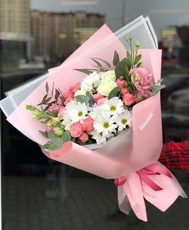Букет цветов из: Розы, Лизиантусы и Хризантемы в Кропачёво